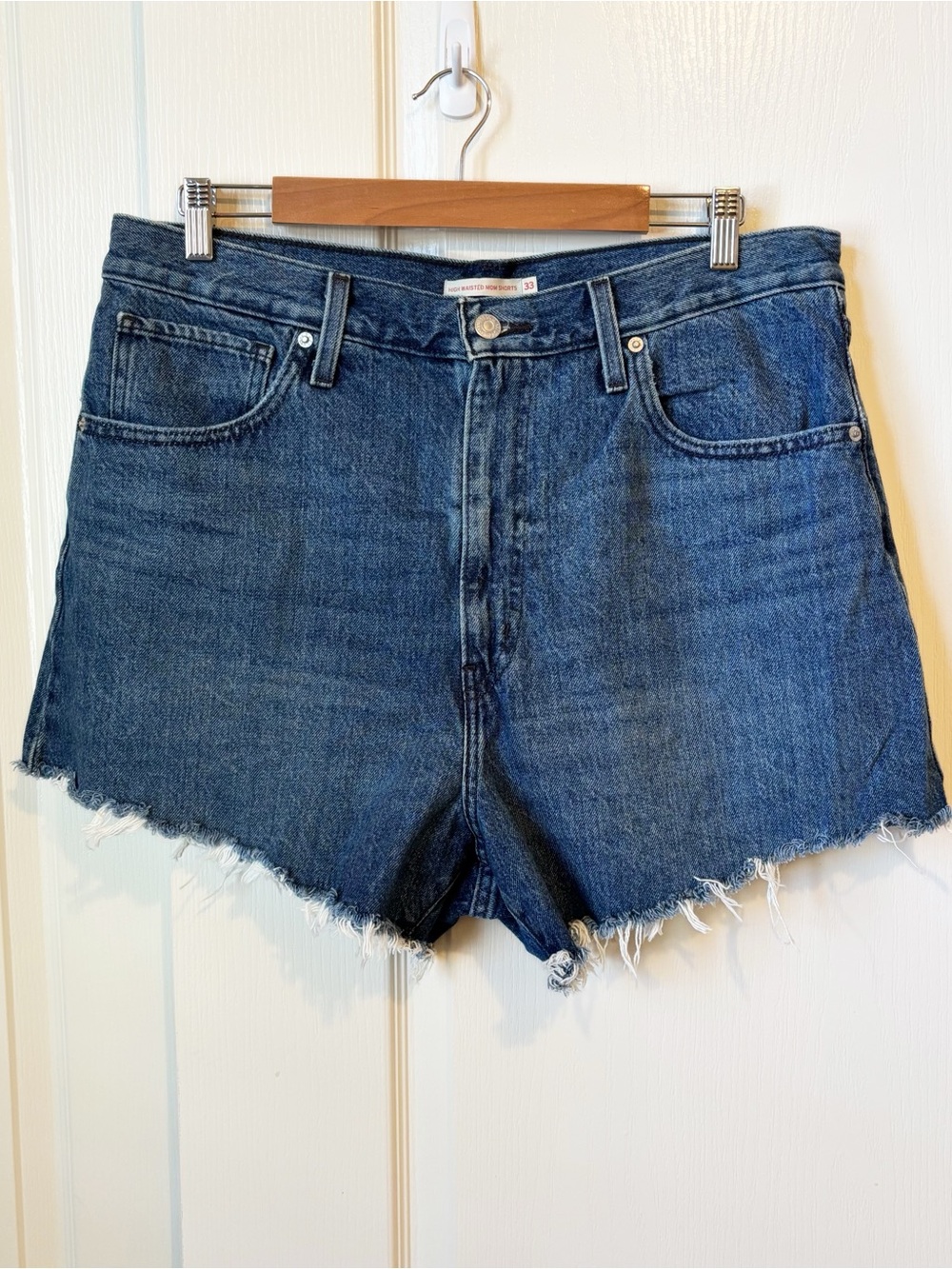 Levi's Women’s High Waisted Mom Denim Shorts Medium Wash Frayed Hem Size 33